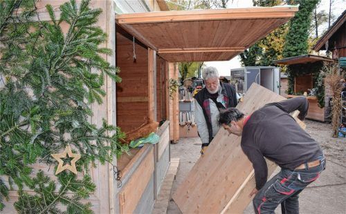 Bei den Aufbauarbeiten packen alle mit an und helfen zusammen –natürlich auch der Chef selbst.. Fotos Schöne