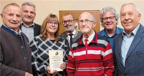 Bei der Ehrung für 40-jährige Vereinstreue (von links): Hermann Wimmer, Peter Schmid-Rannetsperger, Cornelia Mader, Richard Fischer, Walter Kraus, Bernd Wegmann und Adi Schlagmann.Foto  re