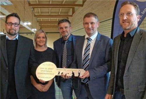 Bei der Einweihungsfeier überreichte Architekt Robert Augustin (links) und der Inhaber des Architekturbüros, Michael Kremsreiter (rechts), einen symbolischen Schlüssel an Kindergartenleiterin Nadine Dietrichsbruckner, Schulrektor Manfred Putz und Tögings Bürgermeister Dr. Tobias Windhorst.Foto Becker