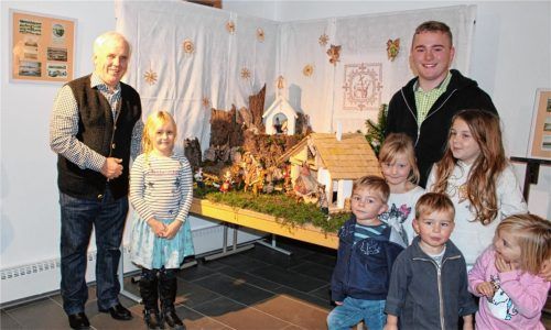 Bei der Eröffnung der Kripperlausstellung:  Ausstellungsinitiator Ortsheimatpfleger Ludwig Bürger und Michael Hofstetter mit den begeisterten Kindern aus seiner Verwandtschaft (von links). Foto graichen