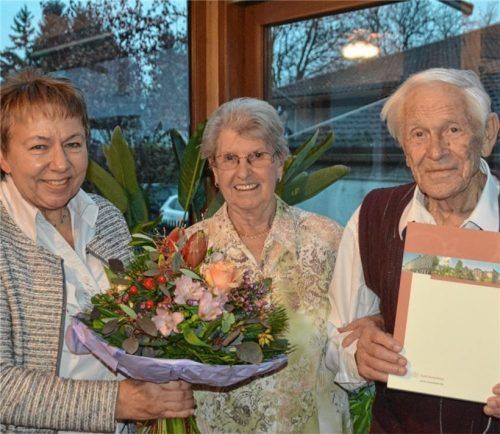 Bei der Feierstunde: Die Dritte Bürgermeisterin der Stadt überreicht Blumen und eine Glückwunschkarte an Gertraud und Michael Sattelberger.