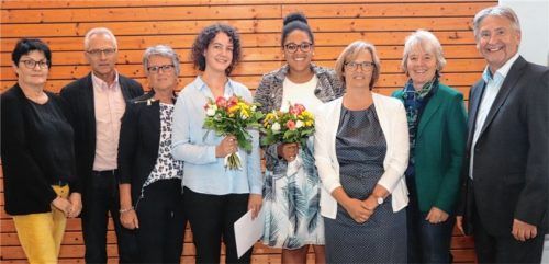 Bei der Feierstunde: Klassenleiterin Evi Tauschek, Personaldirektor Hans Daxlberger, Schulleiterin Brigitte Kanamüller-Eibl, Stadträtin Friederike Kayser-Büker, stellvertretende Schulleiterin Karin Wünsch und stellvertretender Pflegedirektor Hans Albert gratulierten den zwei Staatspreisträgerinnen Sophia Holzhammer (Vierte von links) und Jessica Akpara (Fünfte von links) für ihre Leistungen.Foto Romed-Kliniken