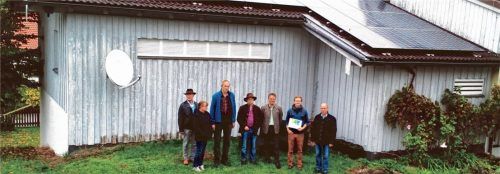 Bei der Inbetriebnahme der neuen Anlage: (von links) BEC-Vorsitzender Philipp Ramming, Bauamtsleiterin Beate Bergmann, Elektrotechnik Markus Schmid, BEC-Vorsitzender Georg Beyschlag, Gemeinderat Erhard Heiß, BEC-Vorsitzender David Schmidtner und Dritter Bürgermeister Sebastian Heibler.Foto Re