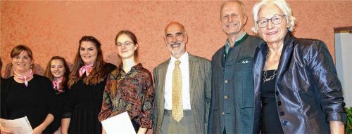 Bei der Preisverleihung des Kulturförderpreises (von rechts): die Vorsitzende von ARTS, Sigrid Ackermann, Vertreter der Sponsoren – der Präsident des Lions Club Traunstein, Konrad Baueregger, Marc Stocker von der Middeler Kulturstiftung Prien – die Fagottistin und Preisträgerin Leonie Hadulla. Die Leiterin des „Exembles Sparz“, Margret Zahnbrecher (links), nahm den Preis für das Gesangsensemble entgegen.Foto Giesen