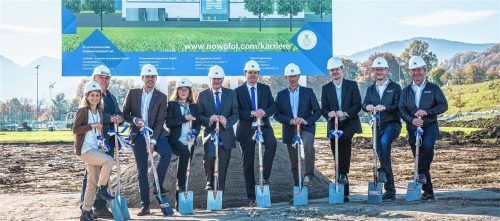 Beim symbolischen Spatenstich (von links): Birgit Seeholzer, Heinz Kecht, Siegfried Walch, Maria Maier, Wolfgang Rasp, Robert Pernath, Thomas Kamm, Wolfgang Lechner, Michael Mayer junior sowie Michael Mayer senior.Fotos re