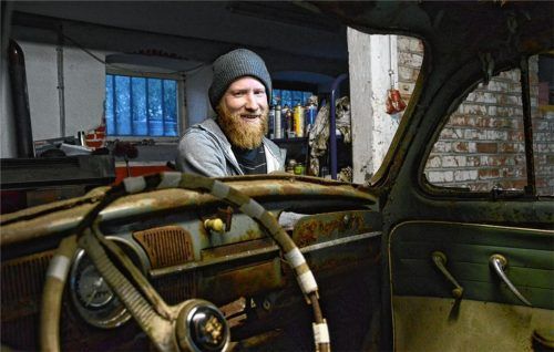 Bekannt in Kraiburg für seine „wuiden Projekte“: Florian Rauscheder. Für die Restaurierung des „Waldkäfers“ lässt er sich Zeit. Teile zu bekommen sei kein Problem. „Wenn man die Arbeit nicht scheut, ist das machbar.“Foto klemm/Meier/Rauscheder