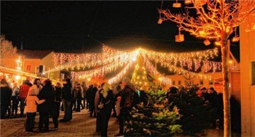 Beliebter Treffpunkt beim Schwindegger Adventsmarkt: die Pyramide im Mittelpunkt des Platzes.Foto Friedrich