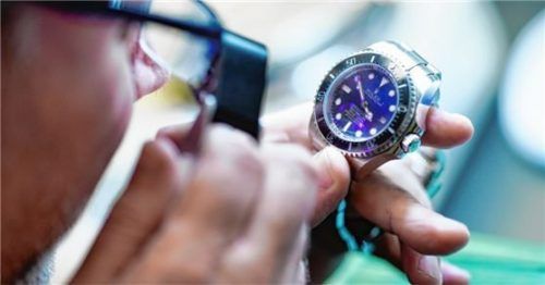 Beliebtes Diebesgut: Ein Uhrmacher begutachtet eine Rolex.