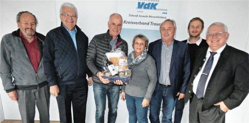 Biathlon-Legende Fritz Fischer (Dritter von links) ist das 13000. Mitglied des VdK-Kreisverbandes Traunstein. Dazu gratuliertem ihm in der Kreisgeschäftsstelle in Traunstein Kreisvorsitzender Rudi Göbel (Zweiter von links), dessen vier Stellvertreter Walter Hindlinger (Dritter von rechts), Franz Heuberger (rechts), Erika Stefanutti und Ewald Polster (links) sowie VdK-Kreisgeschäftsführer Bernhard Oberauer (Zweiter von rechts).Foto müller