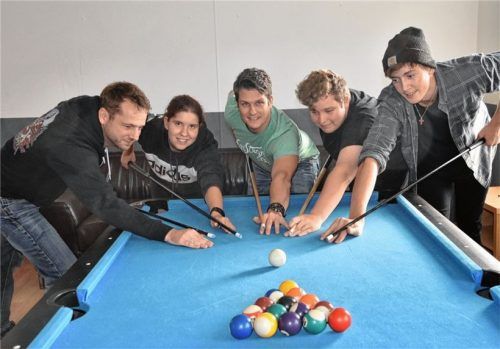 Billard ist nur eine Möglichkeit, sich in der „Box“ die Zeit zu vertreiben. Streetworker Stefan Litzkendorf (links) und Betreuer Dominik Sasjadvolk (Mitte) spielen gerne mit.