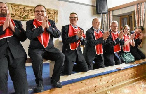 Bitte, Bitte, Bitte: Die Buchbacher Bittsteller Martin Fischer, Ludwig Mottinger, Martin Barth, Schirmherr Thomas Einwang, Josef Schmid, Festbraut Christina Tafelmeier und Michael Mottinger beim Scheitlknien (von links).