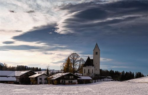 Blick auf das verschneite Steinkirchen. An hoch frequentierten Wochenenden will die Gemeinde jetzt den Besucherverkehr kontrolliert steuern.Foto nitzsche