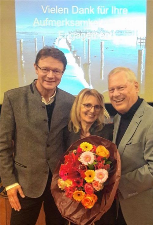Blumen und ein herzliches Dankeschön hatte Zweiter Bürgermeister Hans-Jürgen Schuster (rechts) auch für Isabella Seifert, deren Mann hatte er zuvor für zwölf Jahre offener, guter Zusammenarbeit gedankt.Foto wagner