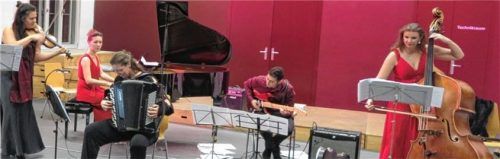 Brachten lateinamerikanisches Lebensgefühl nach Neumarkt-St. Veit: Birgitta Zamastil (Violine), Marta Kucbora (Klavier), Hana Kovalcikova am Akkordeon, Viktor Toralcello an der Gitarre und Christiane Haselbeck am Kontrabass, die aber auch mit beachtlichem Sopran ein französisches Lied im Tangorhythmus vortrug. Foto  nz