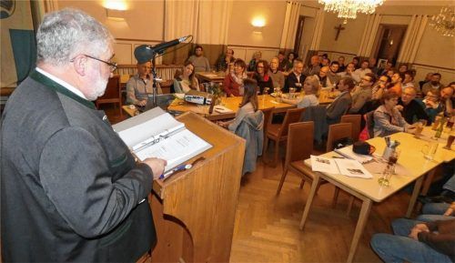 Bürgermeister Georg Schützinger in der letzten Bürgerversammlung seiner 36-jährigen Amtszeit im Gasthof Fliegl in Erlstätt. Insgesamt hat er seit 1984 in Grabenstätt und Erlstätt rund 75 Bürgerversammlungen geleitet und keine einzige verpasst.
