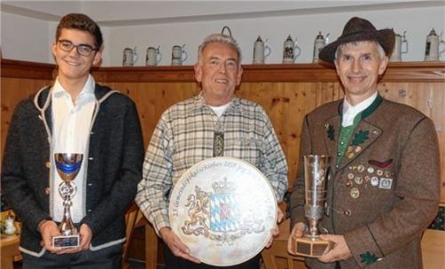 Bürgermeister Josef Fink (Mitte) bei der Übergabe des Gemeindepokals an Höslwangs Schützenmeister Michael Linner (rechts) sowie des Jugendpokals an Kilian Hainzl.Foto re