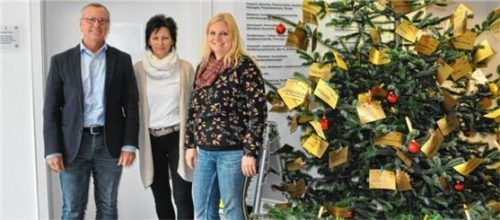 Bürgermeister Rudi Jantke (von links) unterstützt die Aktion Wunschbaum der Familienstelle Grassau, vertreten von Renate Götze und Margarete Kastner. Foto eder