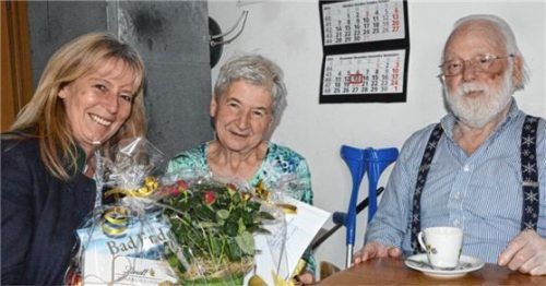 Bürgermeisterin Doris Laban gratuliert Berta und Siegfried Tange im Namen der Gemeinde.Foto Ammelburger