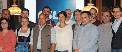 Bürgermeisterkandidat Andreas Gerloff (vorne, Dritter von links) und die Gemeinderatskandidaten der CSU.Foto re