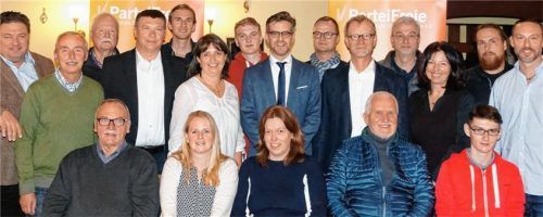 Bürgermeisterkandidat Karl Mair (Mitte) und das Team der Stephanskirchener Parteifreien (nicht auf dem Bild: Christian Ladner, Herbert Bauer, Margit Kopf, Veronika Prijon und Bastian Schröger).Foto siebert