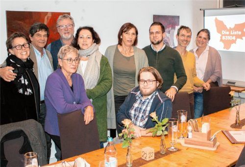 Bürgermeisterkandidat Marcus Straßer (Dritter von rechts) mit einem Teil seines Teams von der neuen Wählergruppe „Die Liste 83104“: Adelheid Rupp, Werner Filipitsch, Ingrid Stehle, Herbert Prechtl, Monika Thurner, Margit Kraus, Dominik Ranner (sitzend), Martin John und Stephanie Keller-Tönse. Foto  re