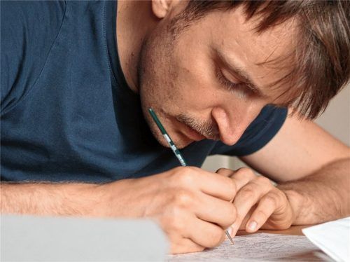 Bunter Einsatz: Felix Steffan trägt mit einem dünnen Pinsel Farben aus dem Tuschekasten auf. Fotos privat