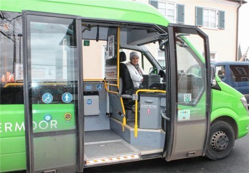 Busfahrer Recep Cetin tourt mit dem grünen Flitzer durch Kolbermoor. Foto riediger