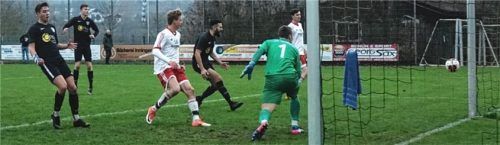 Chance für Reichertsheim: Der Ball rauschte knapp am Teisendorfer Tor vorbei. Foto Semerad