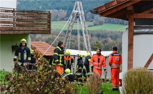 Da kam jede Hilfe zu spät: Rettungskräfte am Unglücksort in Bad Endorf. Foto Ammelburger