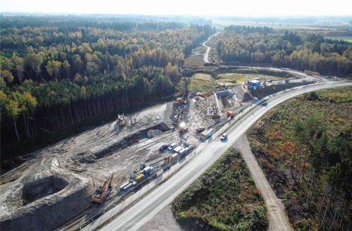 Da werden tatsächlich Berge versetzt: Neuer Knotenpunkt auf der Großbaustelle Westtangente zwischen Westerndorf St. Peter und Großkarolinenfeld. Foto Ziegler