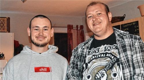 Daniel Illenseer und Daniel Noichl (von links) leiten nun den Jugendtreff-Förderverein. Die Küche im Hintergrund muss erneuert werden.Foto re