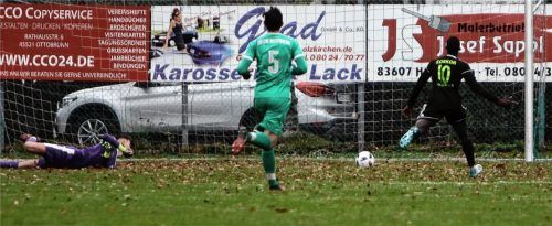 Das 2:0 für Holzkirchen durch Burhan Badir (nicht auf dem Bild). SBR-Torhüter Raphael Krause war bei diesem Treffer chancenlos. Foto  Fehrmann