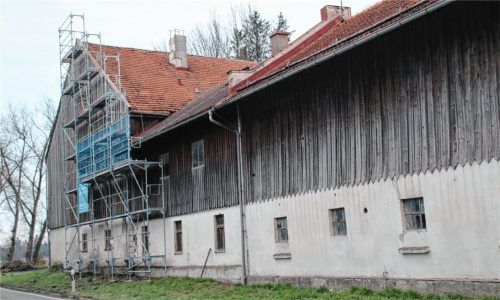 Das alte Gutshaus in der Eulenau muss gesichert werden. Die Ausbesserung von Dach und Tenne sind die ersten Schritte. Auch einsturzgefährdete Nebengebäude sollen abgerissen werden. Foto  Strim