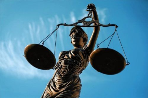 Das Amtsgericht Rosenheim verurteilte einen 48-jährigen Hilfsaltenpfleger aus dem Raum Wasserburg wegen siebenfachen Diebstahls.