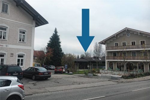 Das dunkle Gebäude im Hintergrund (siehe Pfeil) zwischen Altem Wirt und Café soll durch ein Achtfamilienhaus ersetzt werden.Foto Kirchner