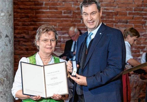 Das Ehrenzeichen des Bayerischen Ministerpräsidenten überreichte Markus Söder an Edda Eder aus Prien.Foto bayerische Staatskanzlei