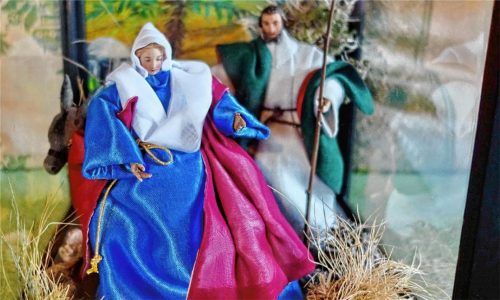 Das Figuren-Ensemble mit der schwangeren Maria in einem schönen Schmuckkasten, so wie es in Wildenwart im Advent von Haus zu Haus kommen wird.Foto  Hötzelsperger