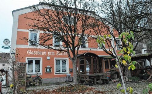Das Gasthaus zum Falken schließt zum Jahresende. Bereits jetzt hat es nur noch eingeschränkt geöffnet. Die Wirtsleute Apfelböck sind aus gesundheitlichen Gründen nicht mehr in der Lage, das Wirtshaus weiterzuführen.Foto  Schwarz