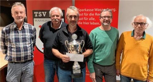 Das Gesamtsieger-Bild: (von links) Willi Ambrus, Mitorganisator Michael Stürmlinger, Stadtmeister Kurt Himmer, Josef Wohlmuth und Mitorganisator Sepp Trottmann.Foto red