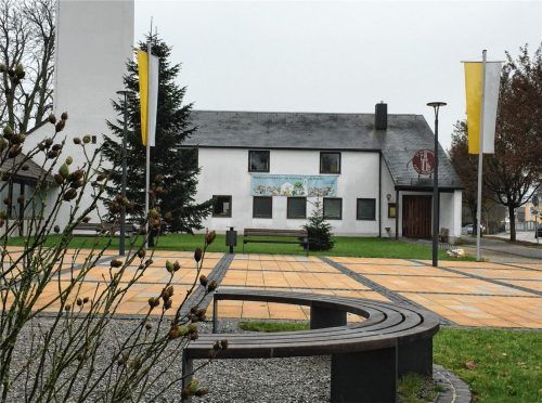 Das katholische Pfarrheim St. Korbinian im Ortsteil Heufeld wird für die Zukunft „fit“ gemacht und erhält eine „Frischzellenkur“. Foto  Neuwirth