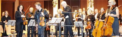 Das Musikkollegium Traunstein mit dem Violinisten Frank Stadler unter der Leitung von Augustin Spiel gab ein überragendes sinfonisches Konzert in der Aula der Berufsschule Traunstein. Foto  Giesen