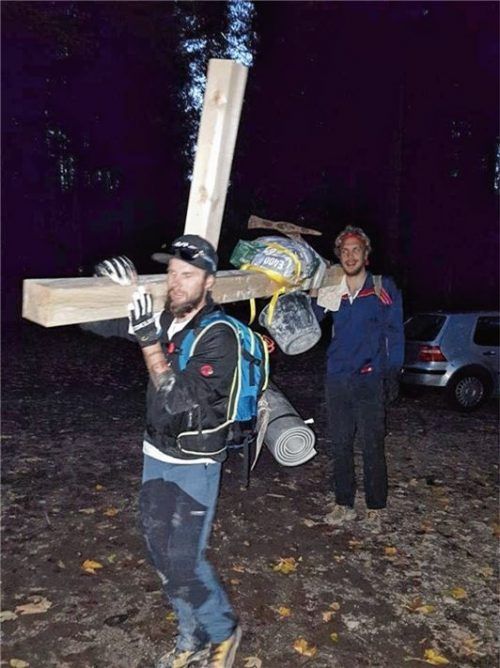 Das Nachfolge-Kreuz montieren Florian Hagl (vorn) und David Schneider 2016, als das erste durch einen Blitzschlag zerstört wurde.