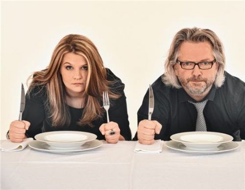 Das pralle Leben mit „G´essn wird dahoam“ im Visier: Eva Petzenhauser und Stefan Wählt haben angerichtet.Foto  re