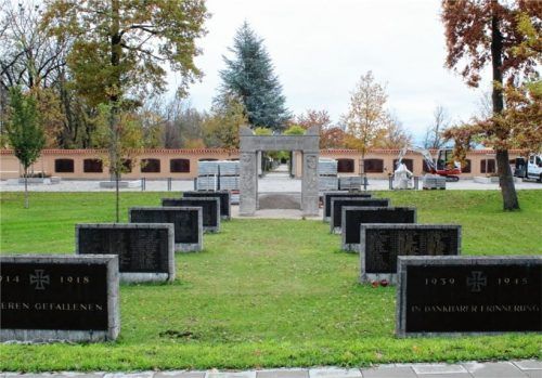 Das sanierte Mahnmal ist zurück, derzeit werden noch die Bodenplatten verlegt – zum Volkstrauertag soll alles fertig sein.