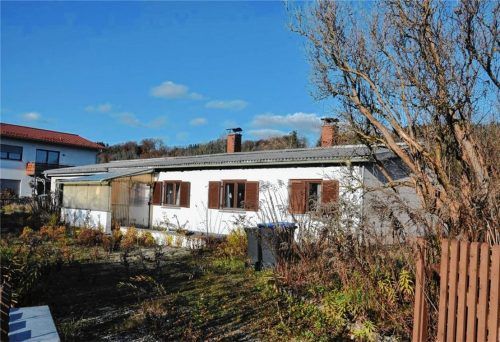 Das seit Jahren leerstehende Haus wird abgerissen und macht Platz für zwei Doppelhäuser.Foto merk