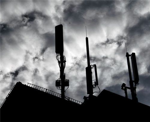 Das Thema Mobilfunkausbau sorgt für Verärgerung in der Gemeinde Söchtenau.Foto dpa
