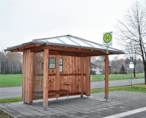 Dass am Museum Klaushäusl jetzt ein neues Buswartehäuschen steht, ist ein Wunsch, der vor drei Jahren in der Jugendbürgerversammlung geäußert worden war.Foto eder