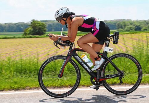 Dem Sieg entgegen: Beim Triathlon in Ingolstadt über die olympische Distanz mit 1,5 Kilometer Schwimmen, 40 Kilometer Radfahren und zehn Kilometer Laufen landete Susi Czerny am Ende auf dem ersten Platz.Foto  Marathon-Photos