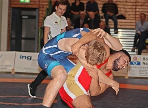 Den Kampf verloren, die Sympathien der Zuschauer gewonnen: Samet Demircan (rotes Trikot) in seinem erst zweiten Kampf für den TV Traunstein.Foto Wittenzellner