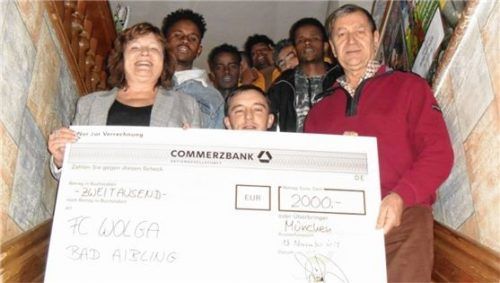 Den Scheck über 2000 Euro übergaben Kreisvorsitzende Carmen J. Gardill und Dietmar Schwarz, der Spielleiter der Gruppe Chiem.